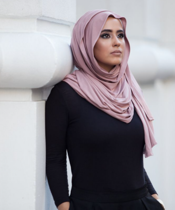 Hijab segi empat dengan aksen tali pengikat di belakang